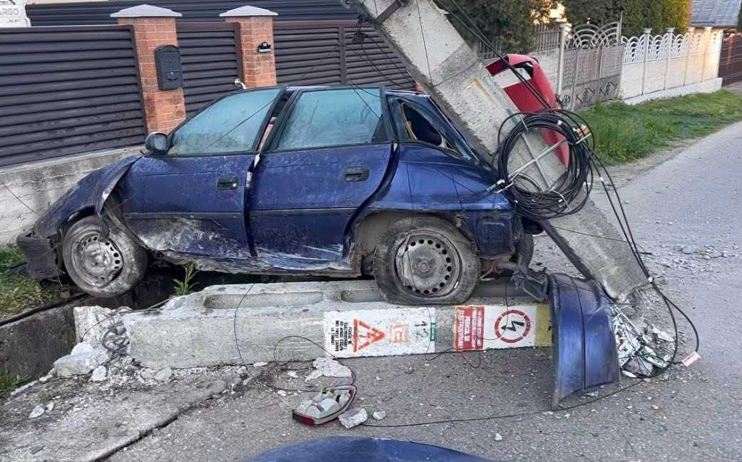 TRAGEDIE ÎN CÂMPULUNG: Un bărbat a murit pe loc după ce s-a izbit cu mașina de un stâlp!