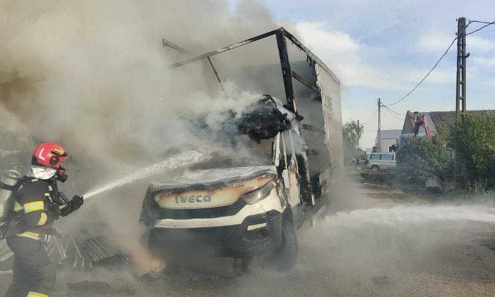 INCENDIU VIOLENT în Săhăteni! Un TIR plin cu țeavă a ars ca o torță pe stradă!