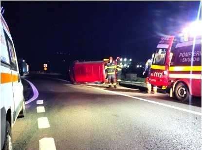 Accident groaznic pe DN 7: O autoutilitară cu trei copii s-a răsturnat după un impact violent