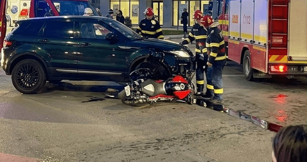 Impact violent în centrul Piteștiului: Motociclist proiectat pe asfalt de un Range Rover!