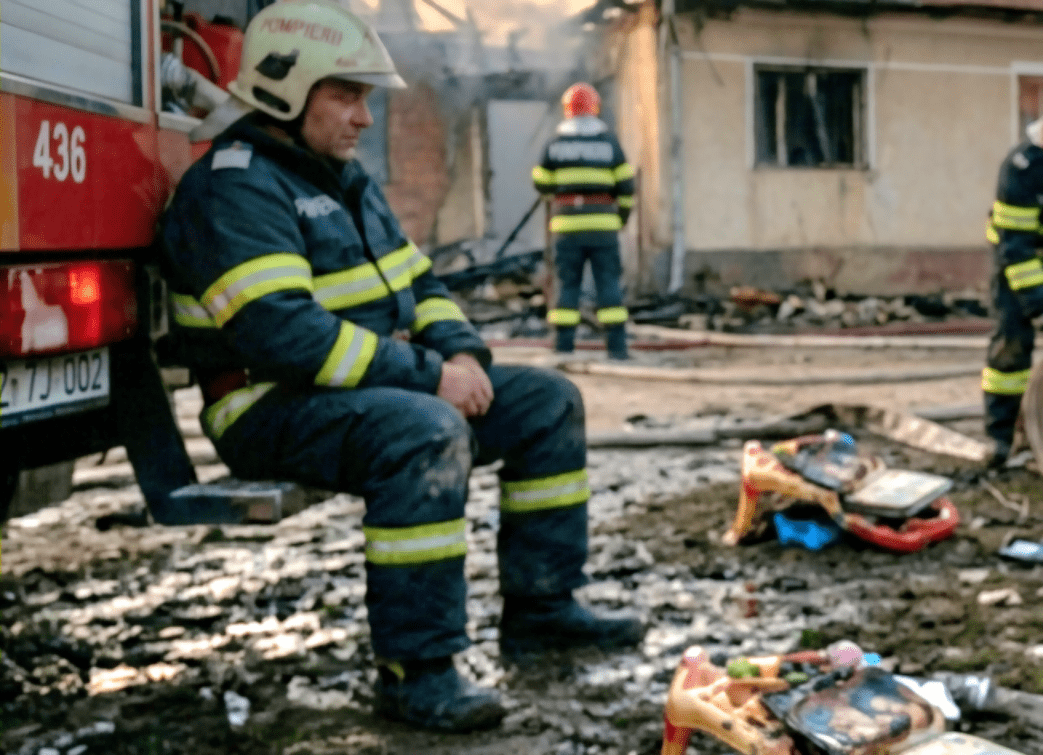 Panică în Dâmbovița: Două case făcute scrum și o persoană la spital după un incendiu devastator!
