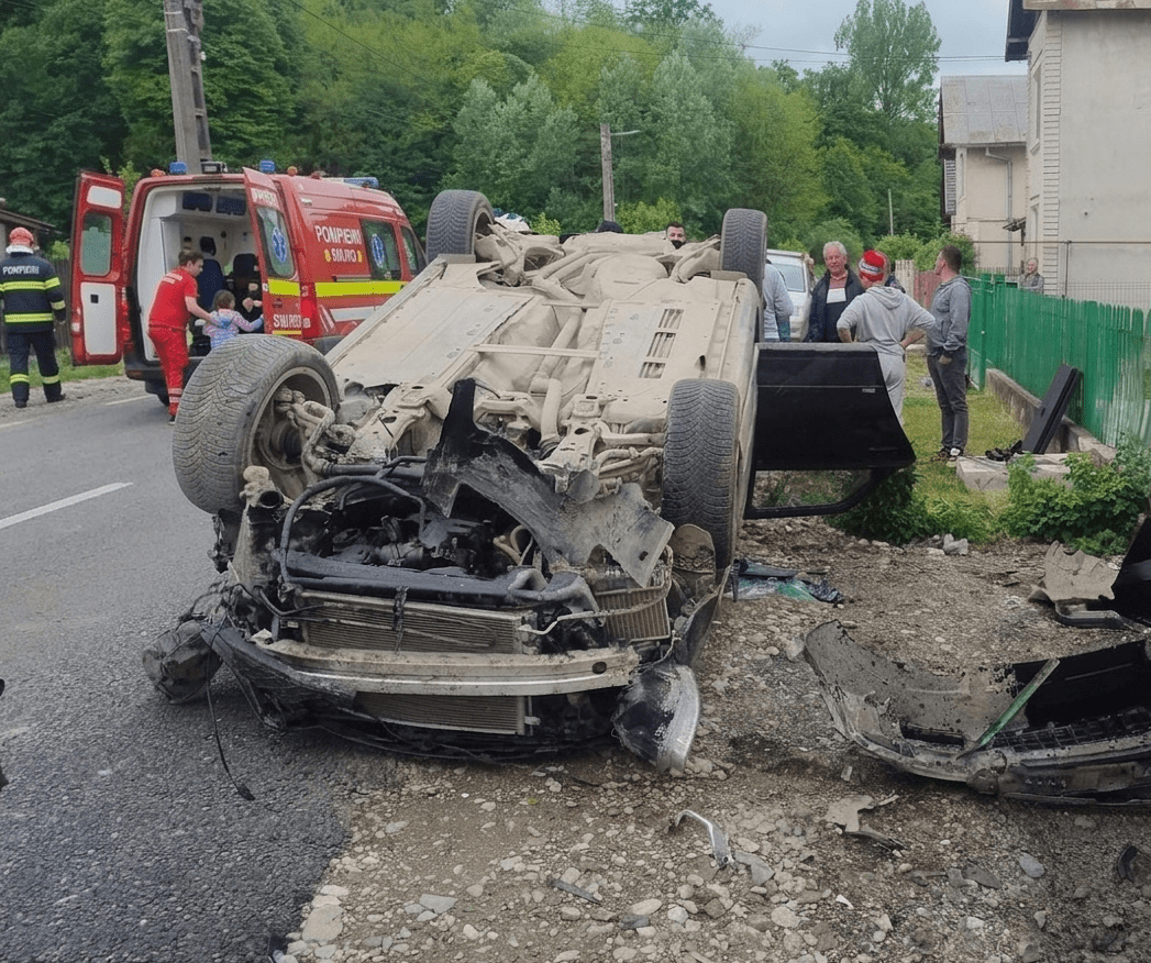 Accident grav la Ocnița: Mașină răsturnată cu doi copii și o femeie! Intervenție SMURD