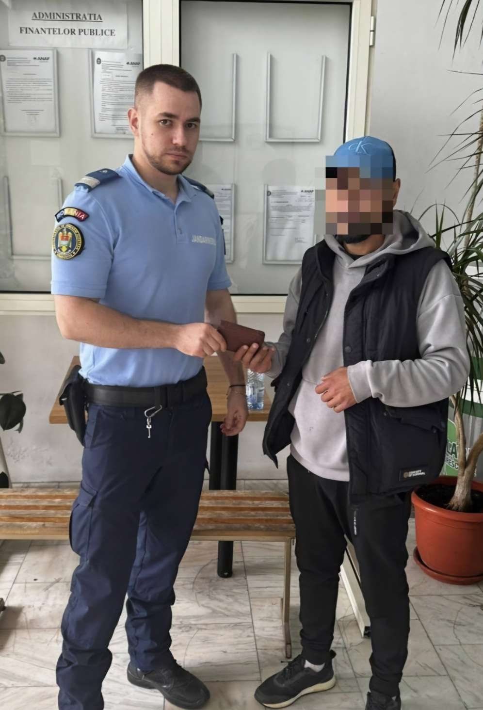 Un jandarm din Dâmbovița a găsit un portofel plin cu carduri: Ce a urmat e lecție de omenie!