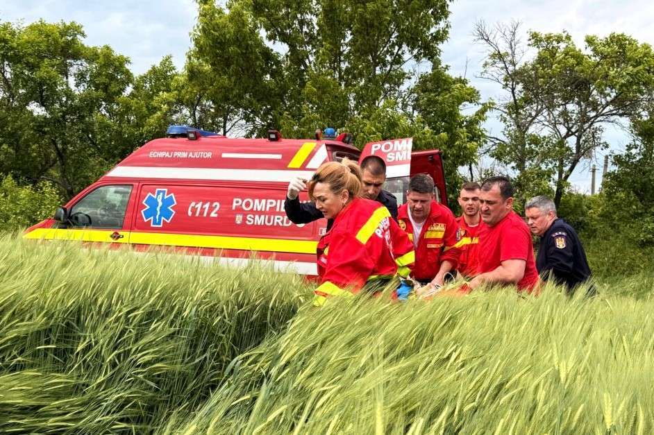 Momente dramatice! O femeie și-a prins picioarele în motocultor și a fost preluată de SMURD