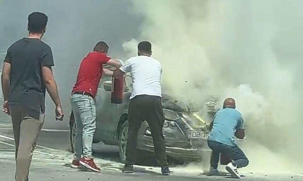 Panică la Kaufland Târgoviște! O mașină a luat foc în parcare, martorii au intervenit de urgență