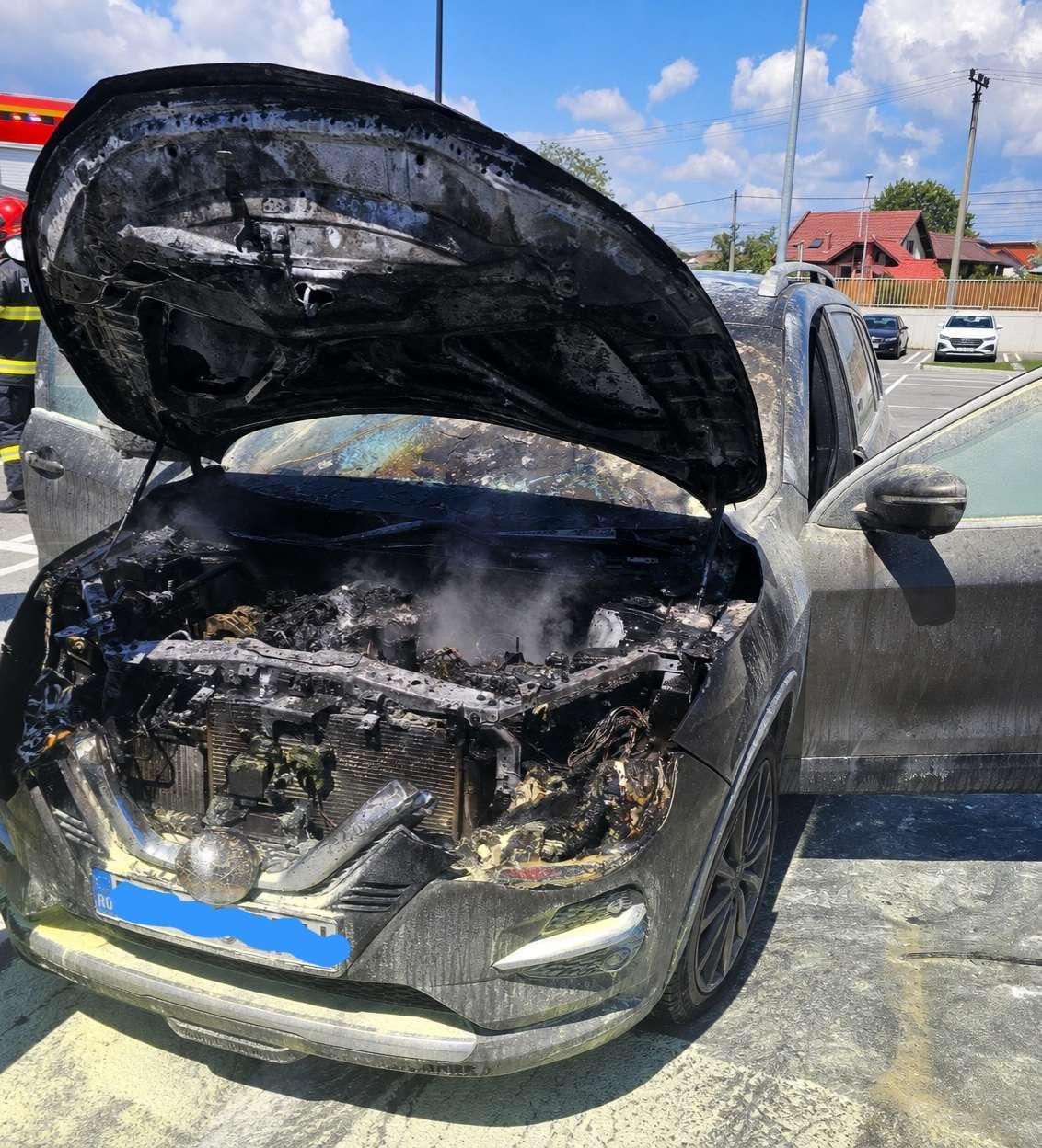 Alertă în parcarea Kaufland Târgoviște! O mașină a luat foc în amiază mare!