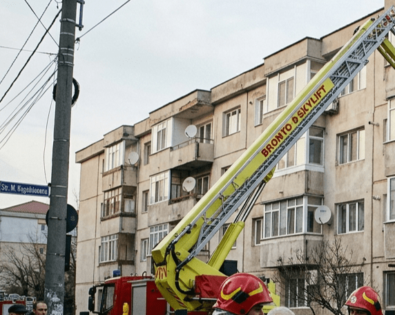 Tragedie evitată la Câmpina! Bloc evacuat și o bătrână în stare critică după un incendiu