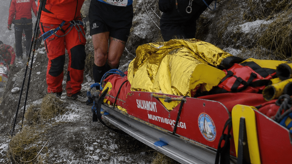 Alertă în Munții Bucegi! Concurenți căzuți în râpă la Transilvania 100
