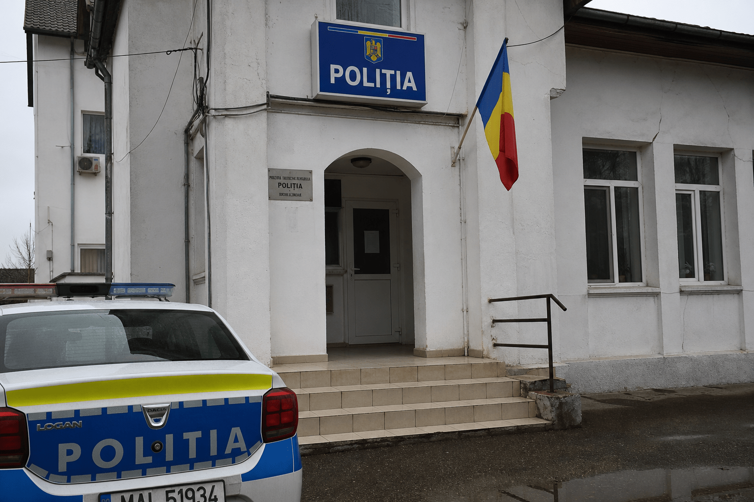 O minoră de 14 ani din Dâmbovița, bătută crunt de tată cu un scaun, pentru mesajele cu un băiat
