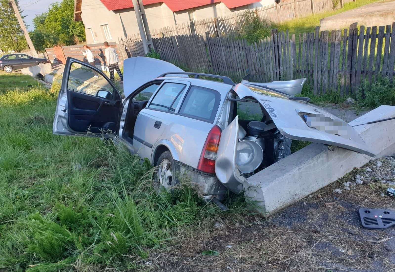 Accident grav în Argeș: A intrat cu mașina într-un cap de pod și a fugit! Era băut și fără permis