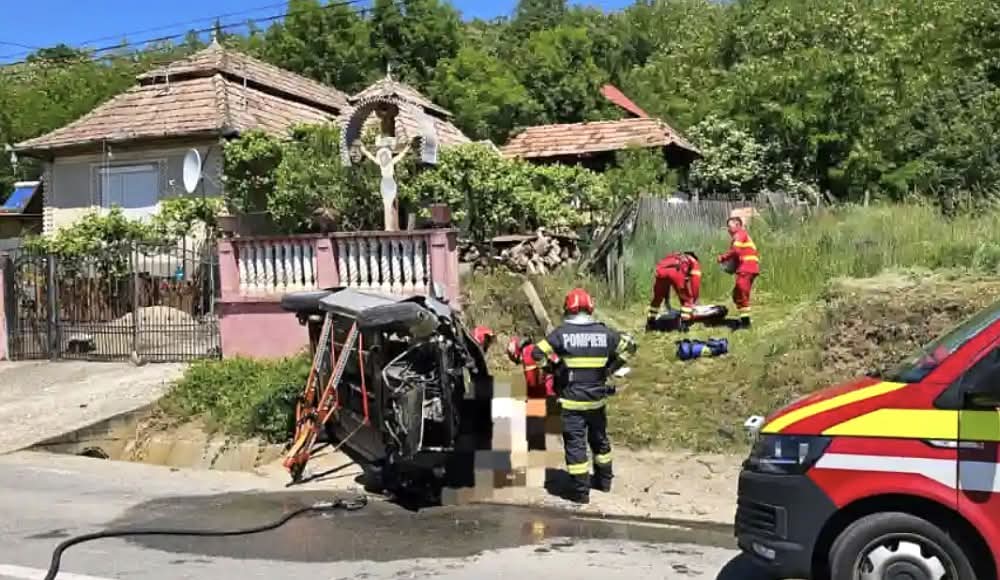 Femeie în stop cardio-respirator, prinsă sub o mașină răsturnată! Elicopterul SMURD, alertat
