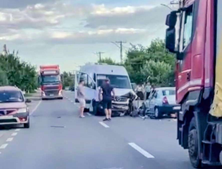 Tragedie evitată la mustață pe DN 1A: Plan Roșu în Dâmbovița după un impact cu un microbuz