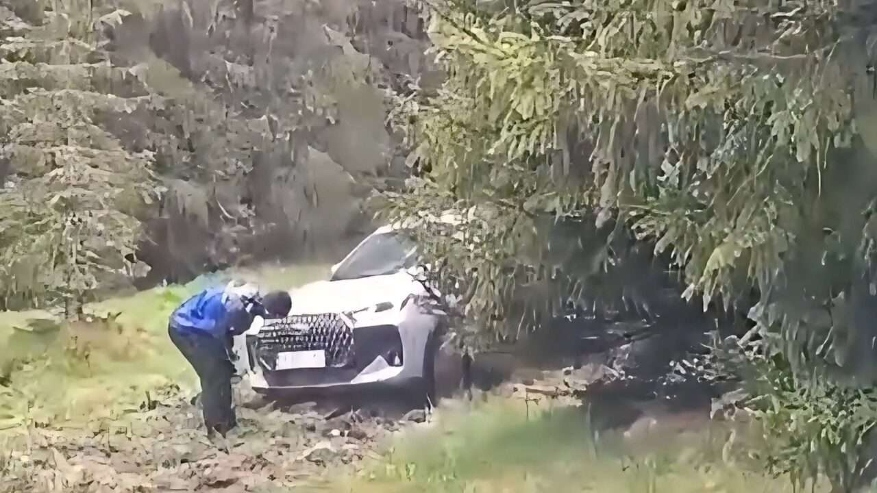 Salvare neobișnuită în Bucegi! Jandarmii au scos cu troliul mașina unui turist din mlaștină