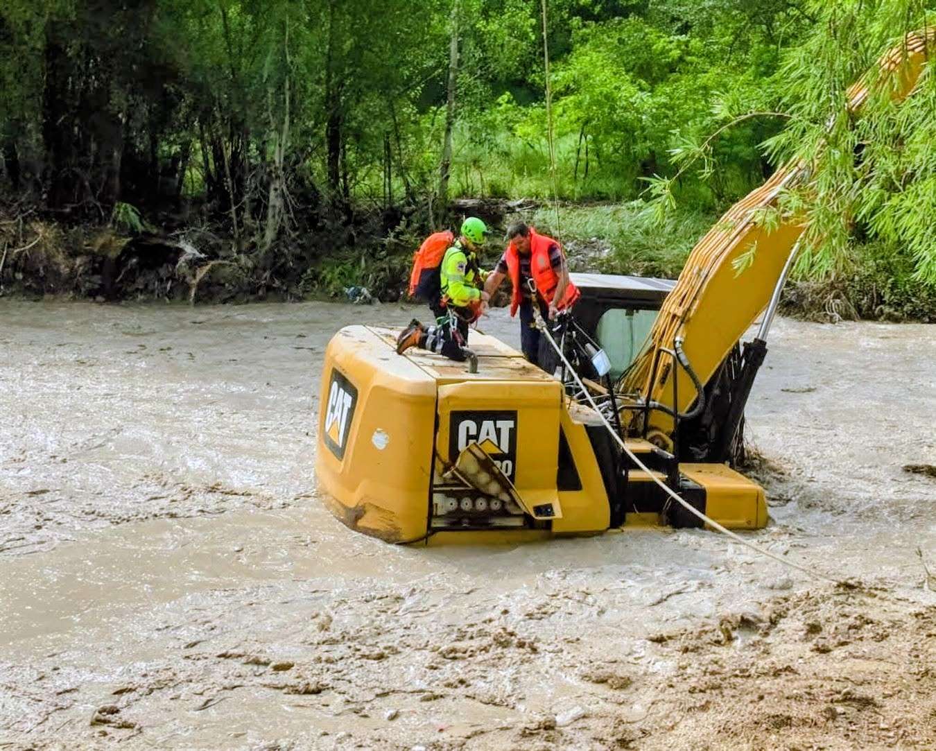 Salvare dramatică în Dâmbovița! Un bărbat blocat de viitură a fost salvat cu elicopterul