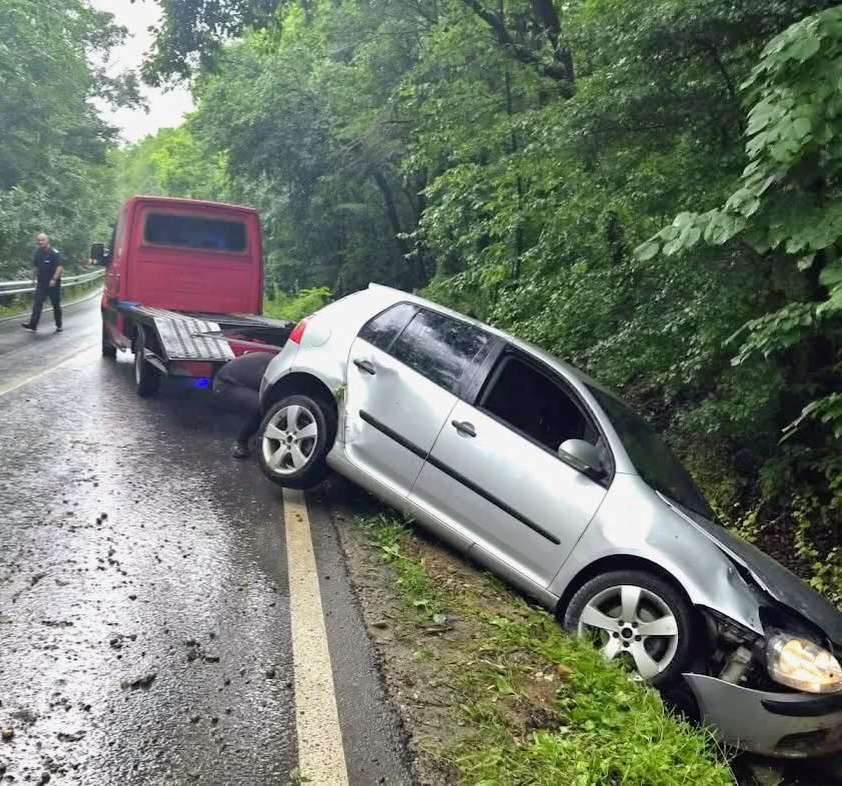 Răsturnare dramatică la Moreni! O șoferiță a ajuns cu mașina în șanț, jandarmii au salvat-o