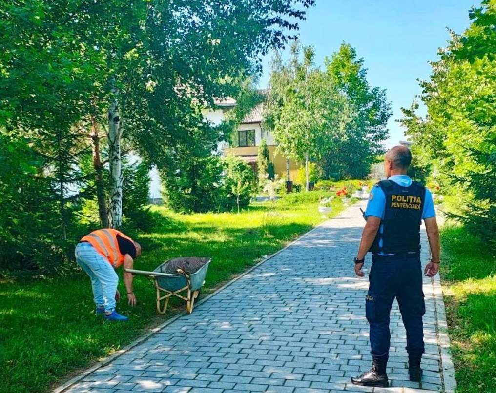 Deținutii din Găești au curățat Mănăstirea Pătroaia! O lecție de responsabilitate civică