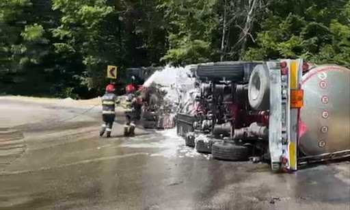 Alertă pe DN7! Cisternă cu 31 de tone de benzină răsturnată în Argeș! Scurgeri de combustibil