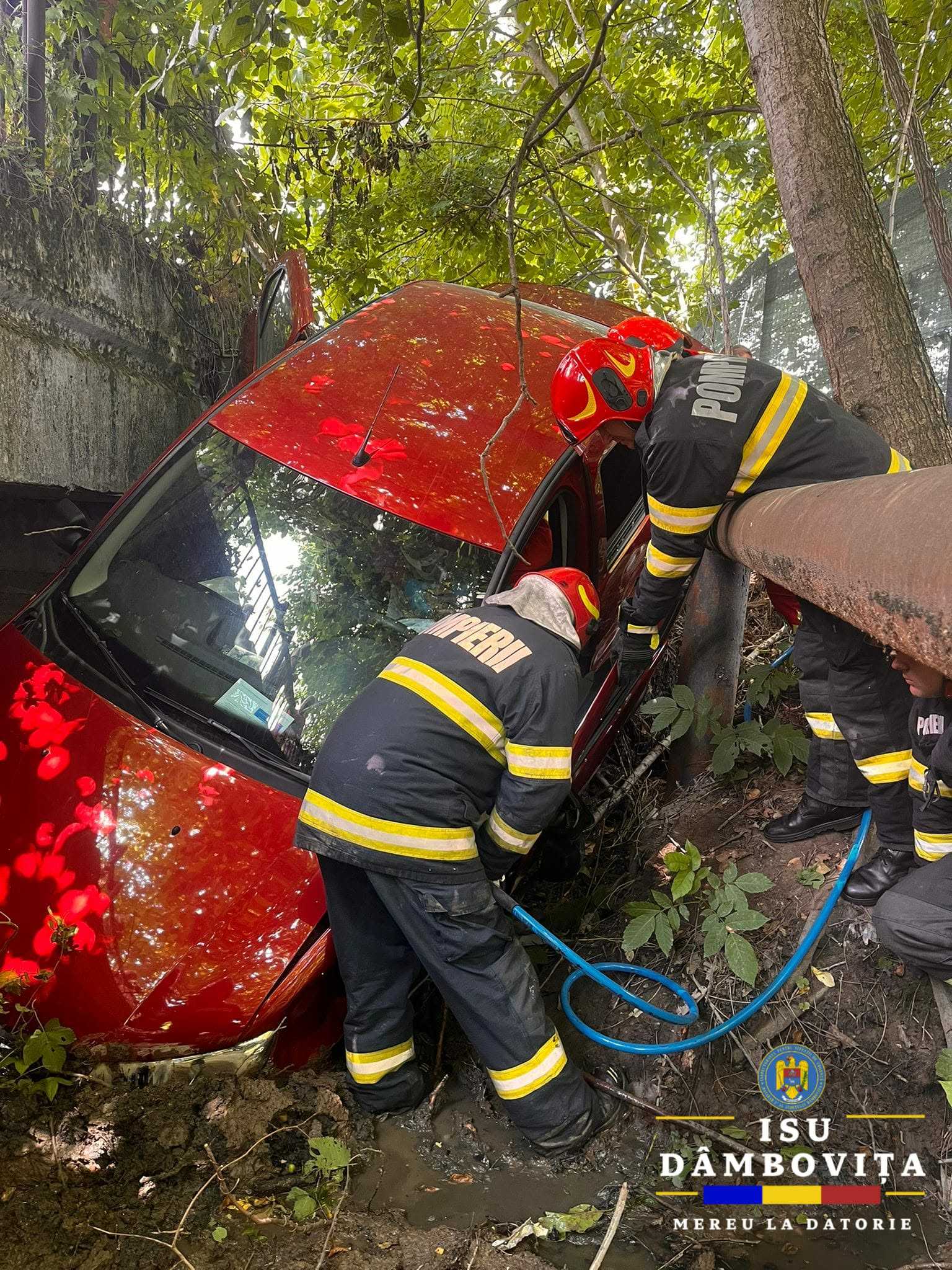 Misiune de salvare în Hulubești: Șofer de 79 de ani, extras de pompieri dintr-un canal!