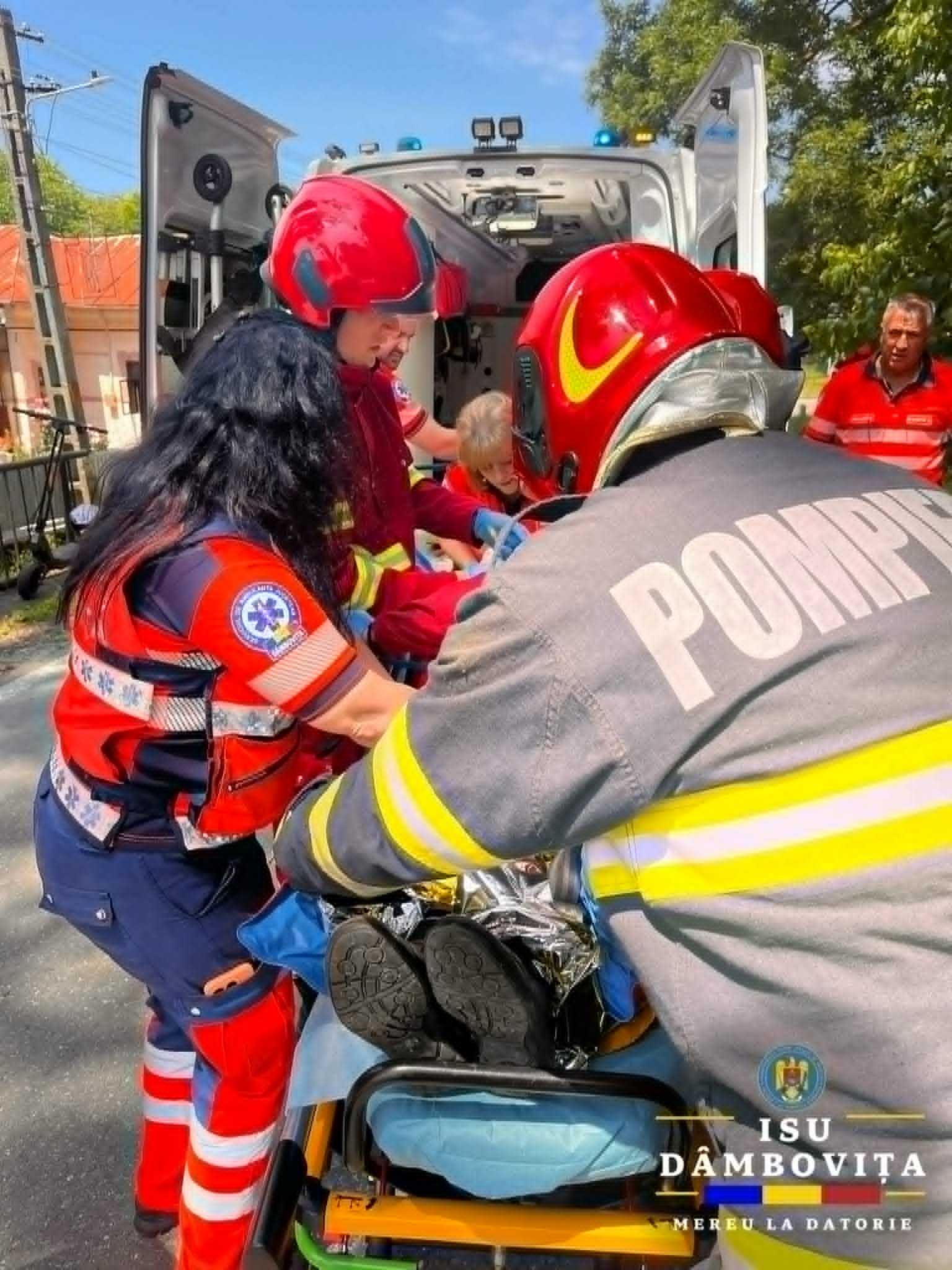 Intervenție de urgență în Hulubești: Un șofer de 79 de ani a căzut cu mașina într-un canal!
