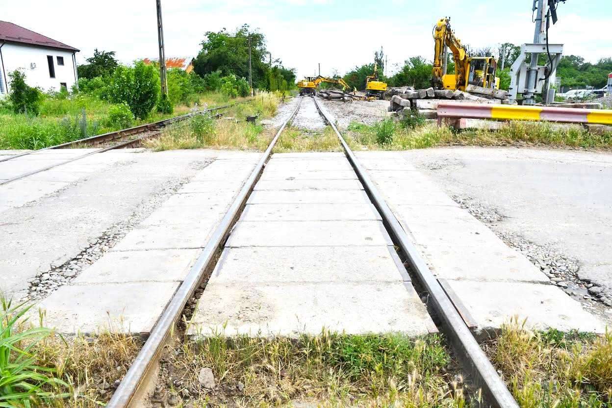 Atenție, șoferi din Dâmbovița! Se închide complet o importantă trecere la nivel cu calea ferată!