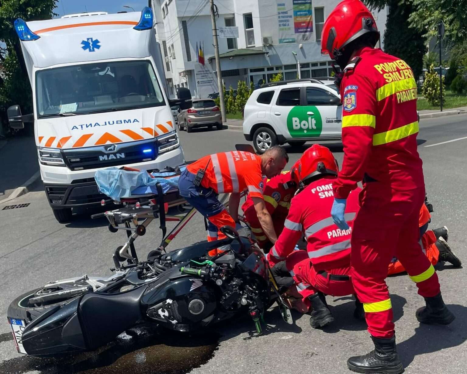 Carnagiu evitat la Camera de Comerț din Târgoviște! Motociclist spulberat în intersecție!