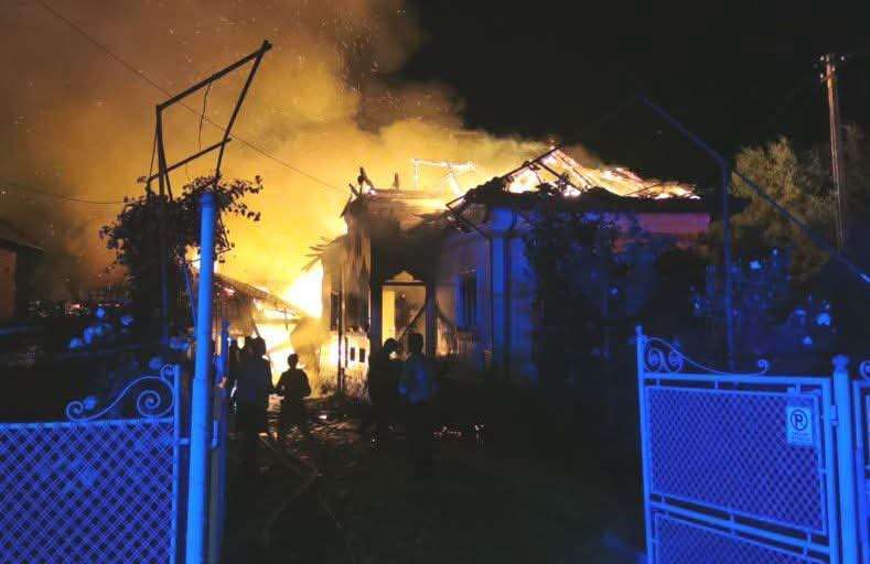 Incendiu violent în Argeș: O casă de 400 mp a ars generalizat din cauza unui scurtcircuit