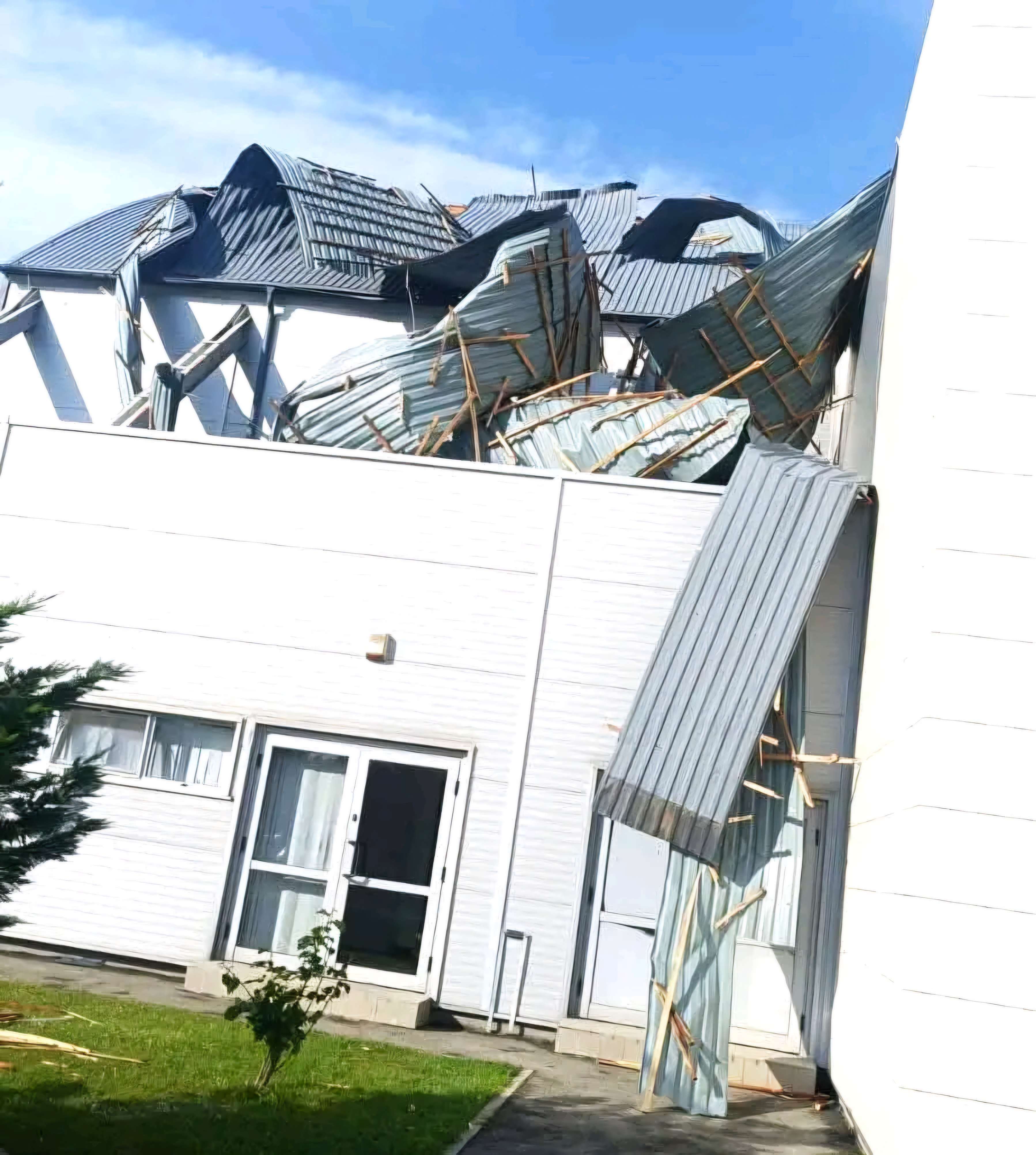 Dezastru la Complexul de Natație din Târgoviște! Vijelia a smuls acoperișul bazinului olimpic!
