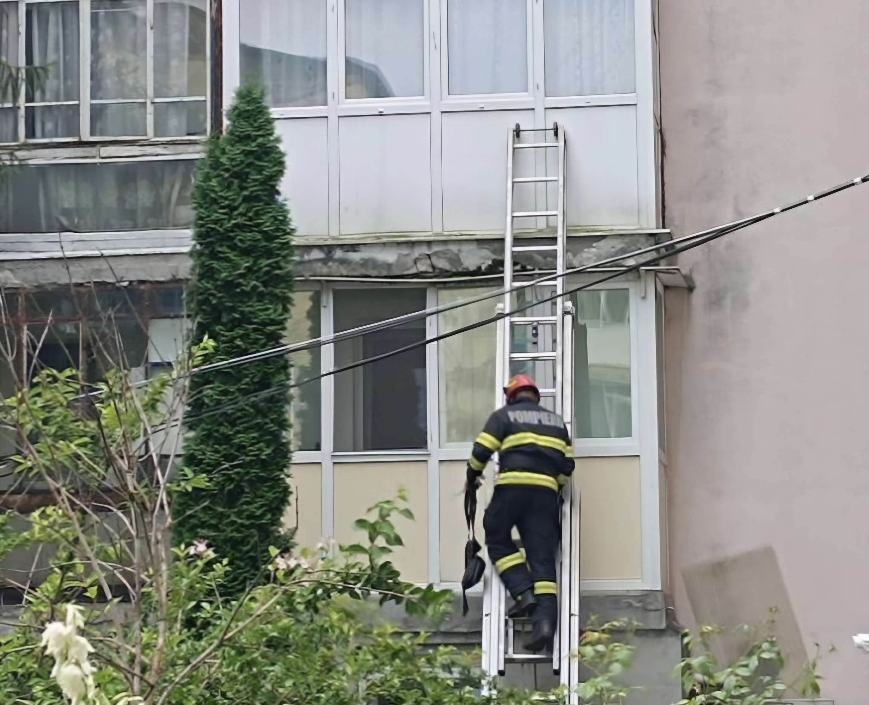 Panică pe Bulevardul Independenței din Târgoviște! Pompierii au intrat pe geam în apartamentul unui bărbat!