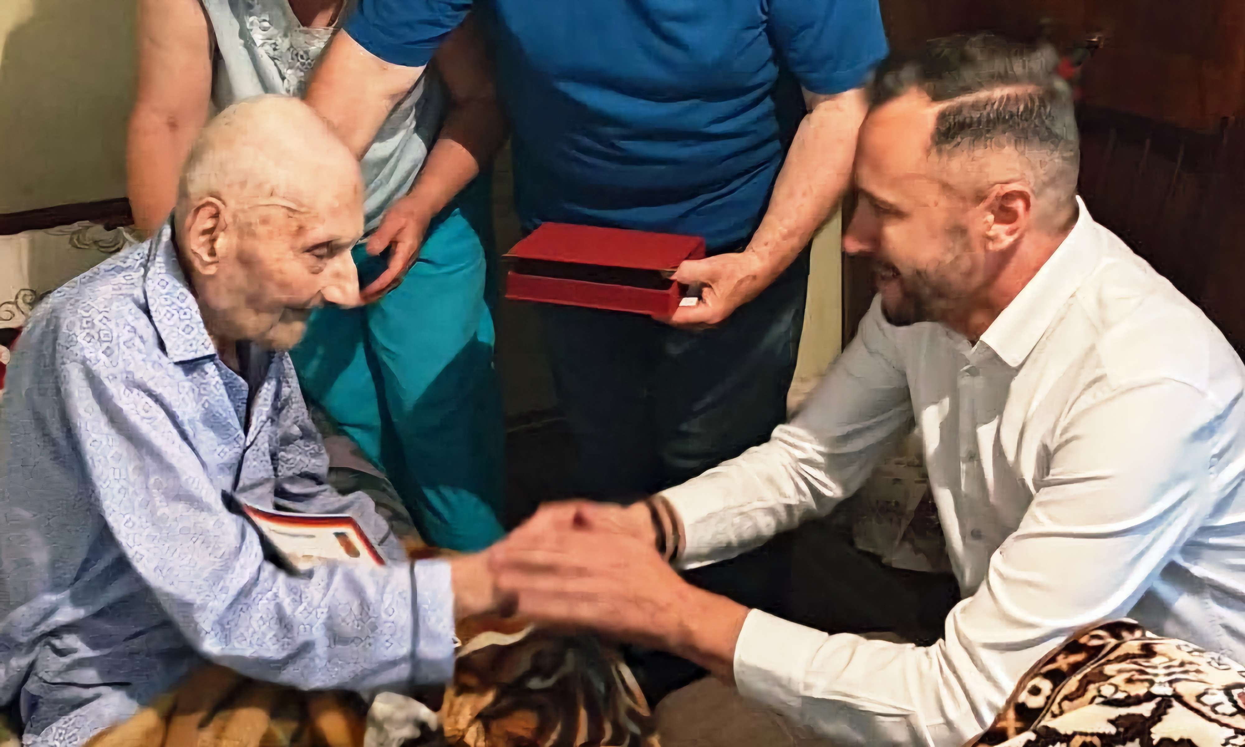 Un secol de viață la Găești! Primarul Alexandru Iorga l-a vizitat pe Niculae Pana la împlinirea a 100 de ani