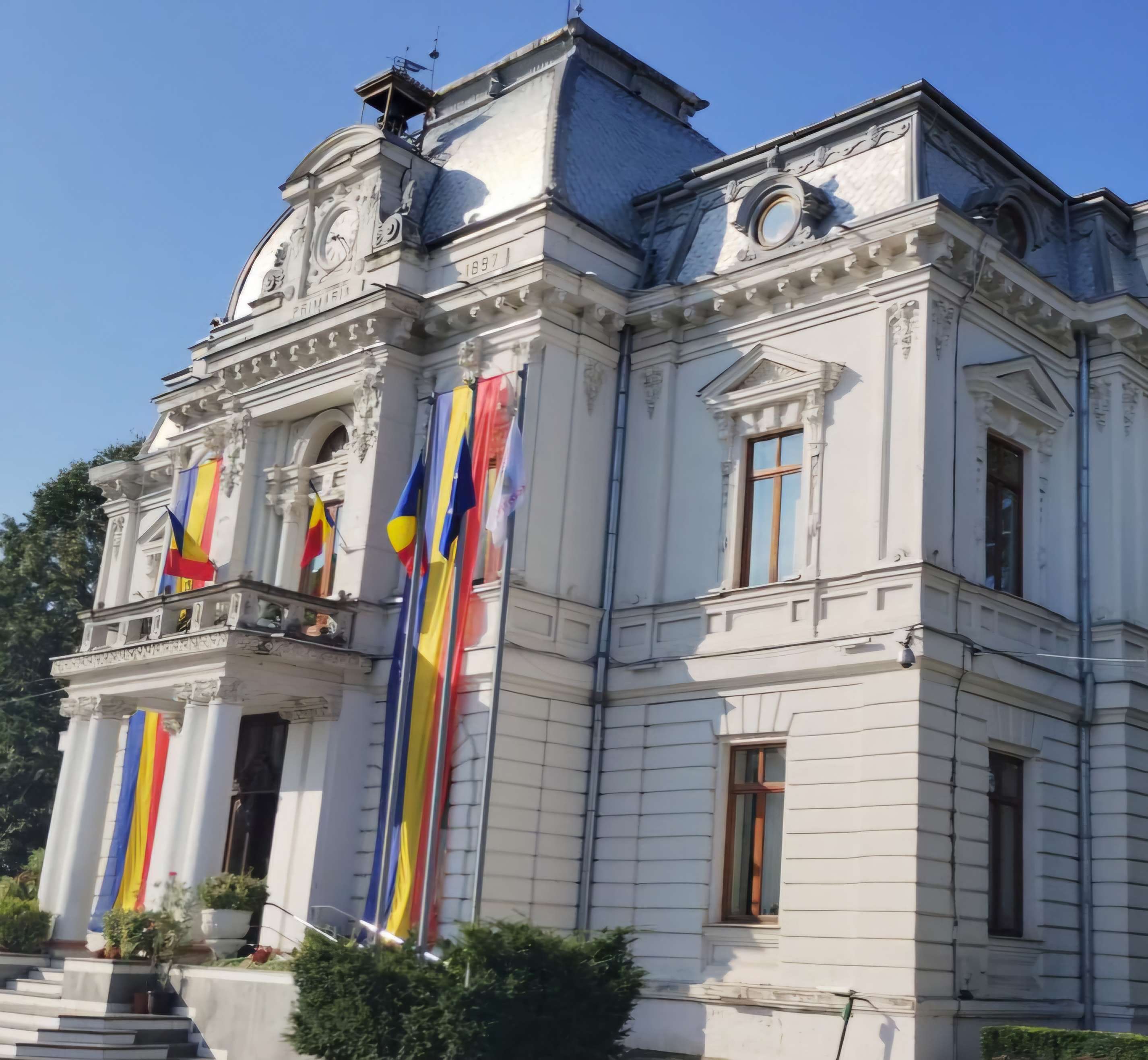 Primăria Târgoviște acordă premii de excelență singurilor doi absolvenți cu media 10 la Bacalaureat