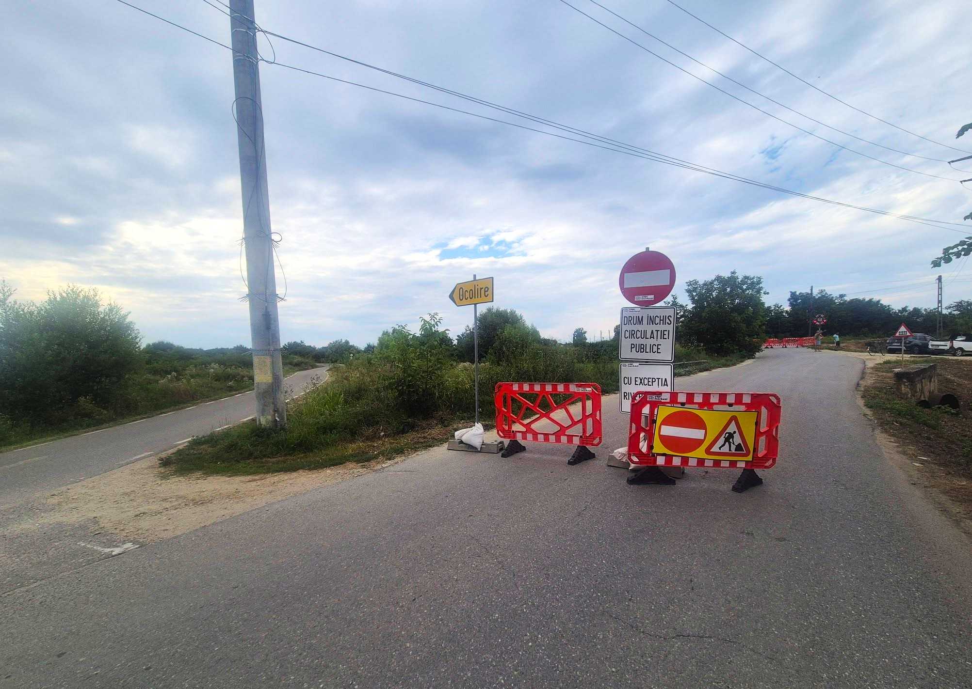 Trecerea la nivel cu calea ferată din Mătăsaru intră în modernizare: Dale de cauciuc pentru șoferi!