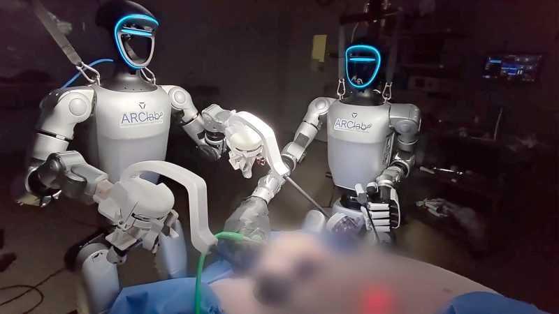 Premieră istorică în medicină: Doi roboți umanoizi au operat un pacient viu!