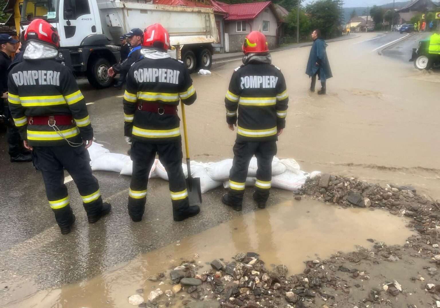 Alertă de inundații în Argeș! Peste 49 l/mp au provocat viituri la munte