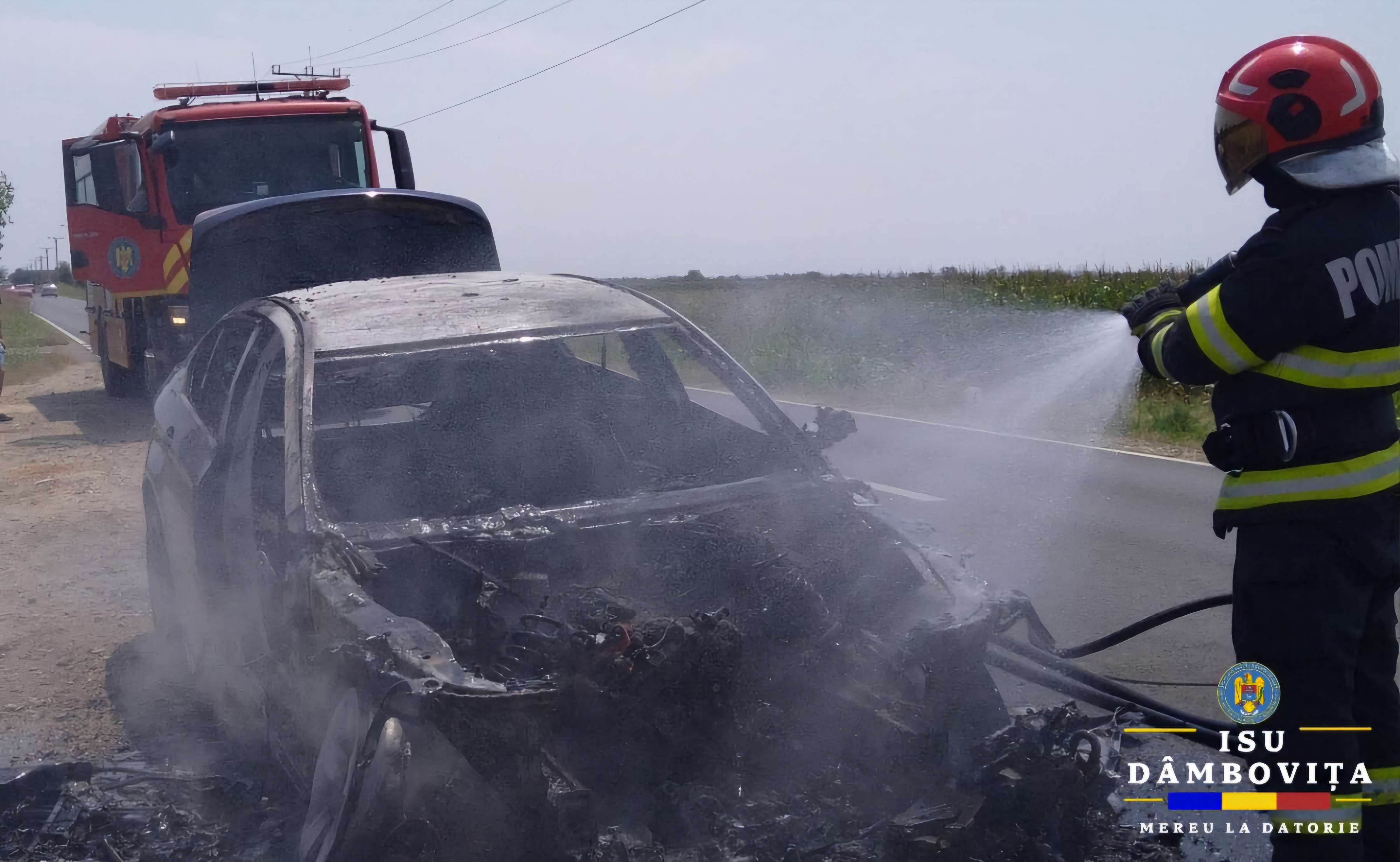 Incendiu violent în Dobra: Mașină cuprinsă de flăcări la prânz! Pompierii au intervenit de urgență