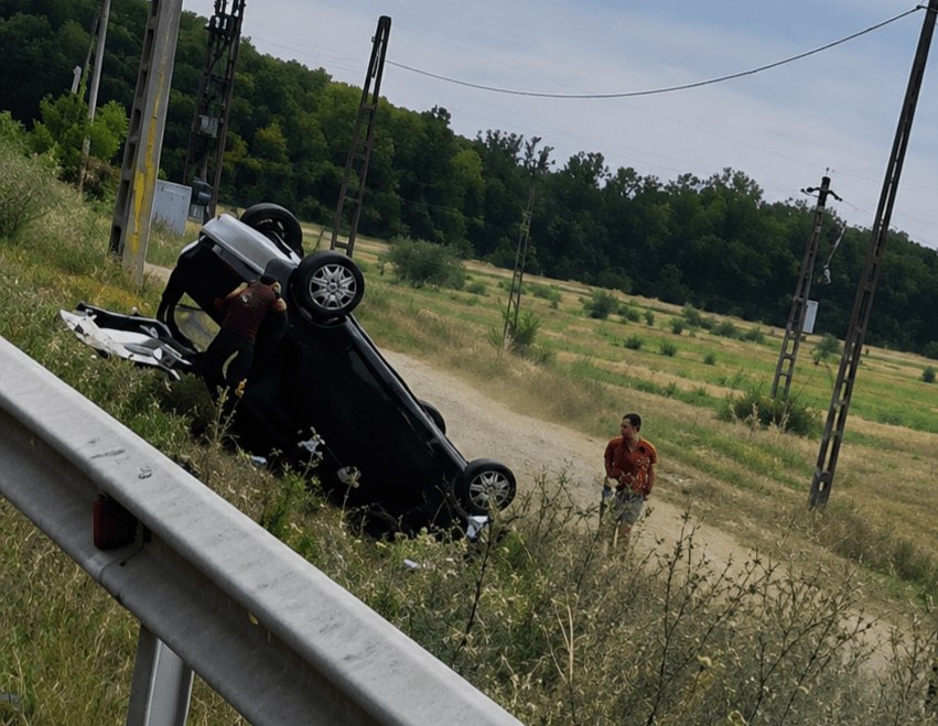 ACCIDENT GRAV la Priseaca, pe DN 72A! Mașină răsturnată violent în șanț, cu roțile în sus