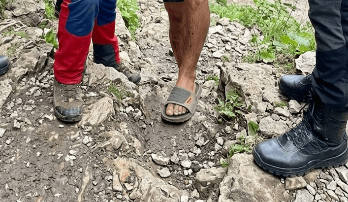 Bărbat blocat pe versant după ce a urcat în șlapi! Intervenție contra cronometru a Salvamont