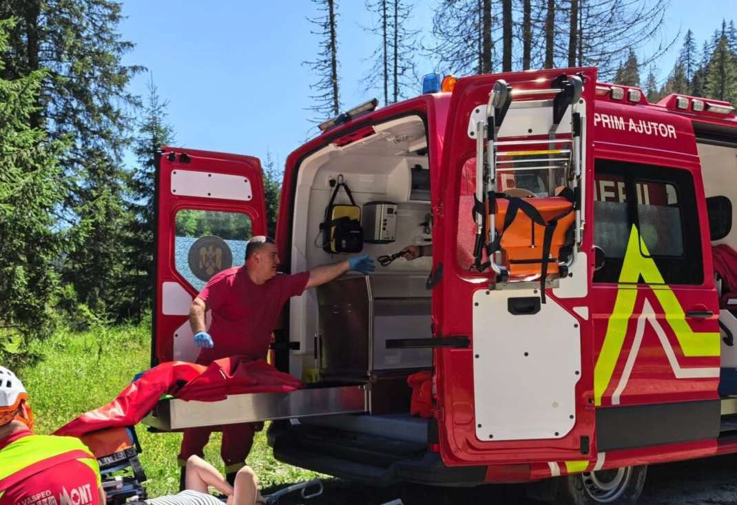 Intervenție dramatică în Bucegi: Turistă evacuată de urgență din Cheile Zănoagei!