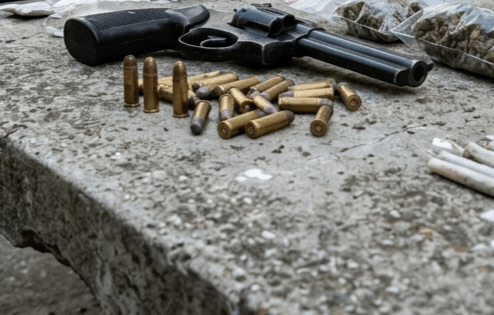 Armă letală și droguri la percheziții! Tânăr de 22 de ani din Dâmbovița, arestat!