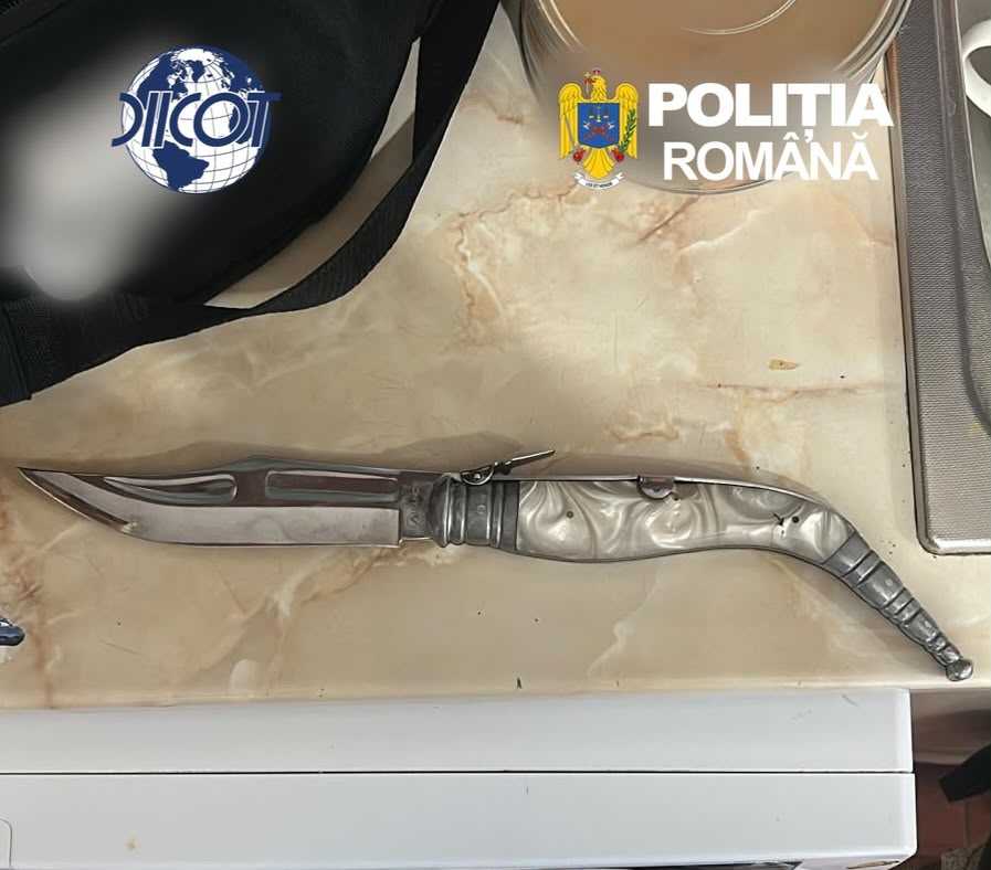Tânăr sub control judiciar, prins în flagrant când vindea canabis: Avea și revolver în casă