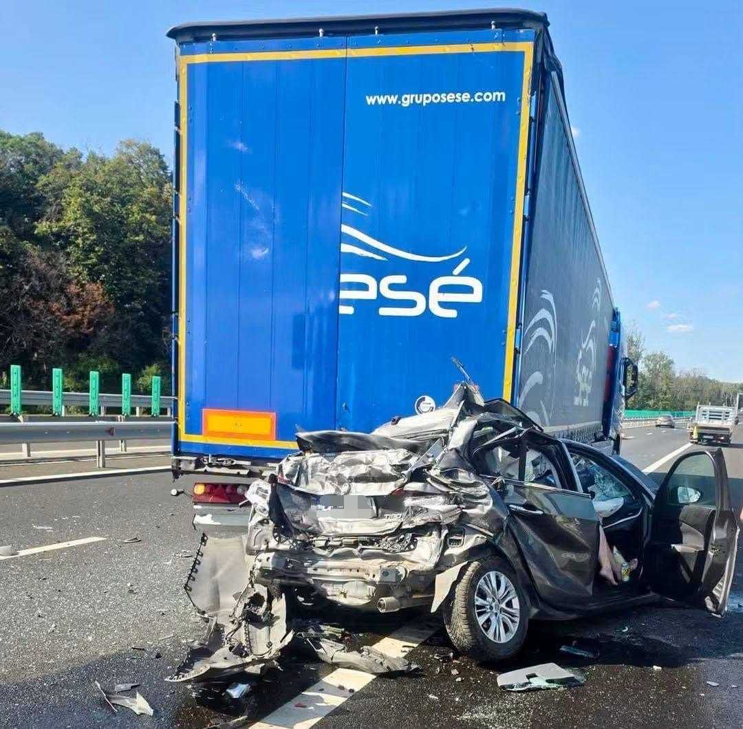 TRAGEDIE pe Autostrada A0: Mașină strivită între două TIR-uri, un mort și un rănit!