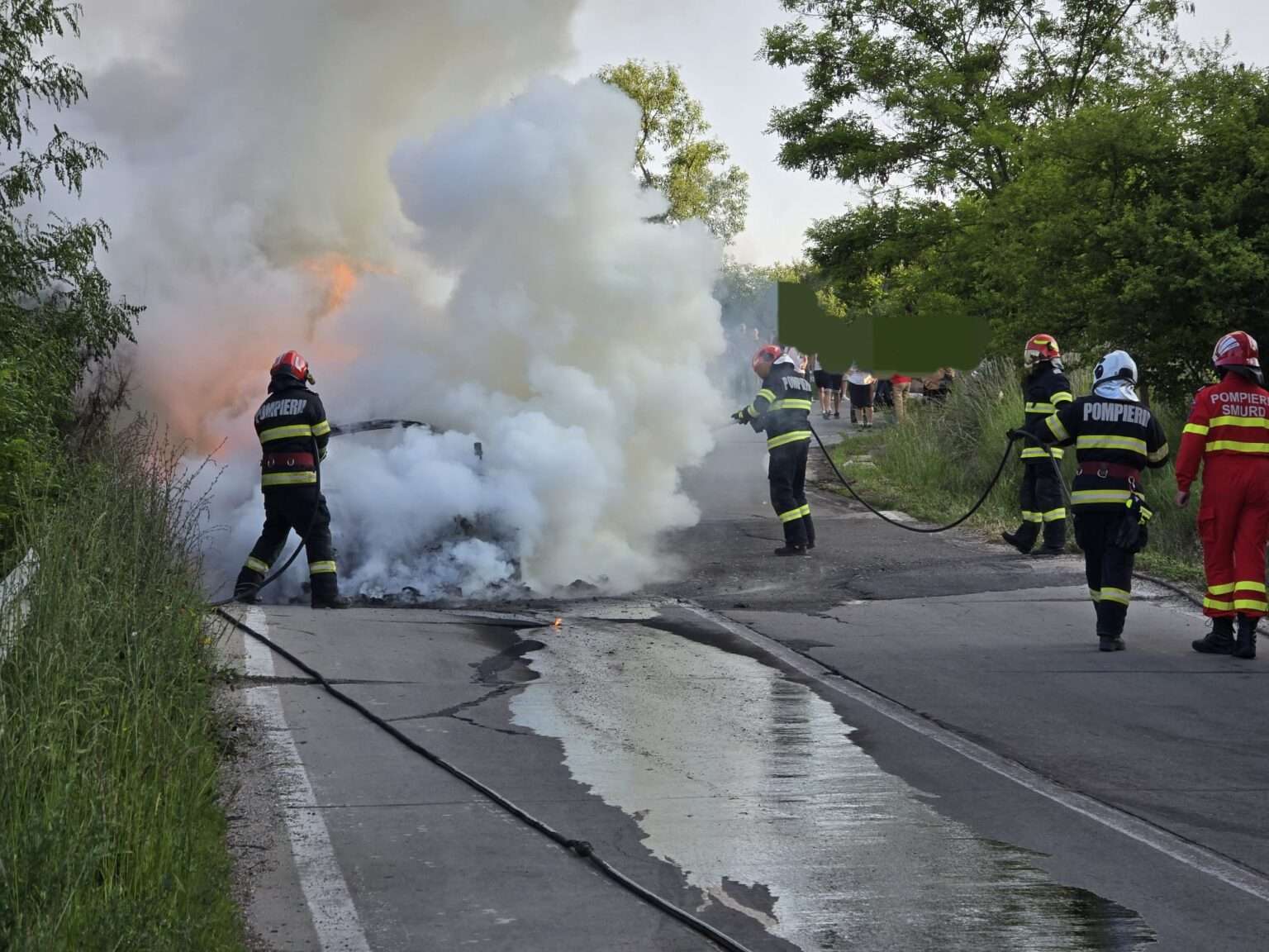 Dramă în misiunea polițiștilor: Mașină în flăcări după o urmărire ca-n filme!