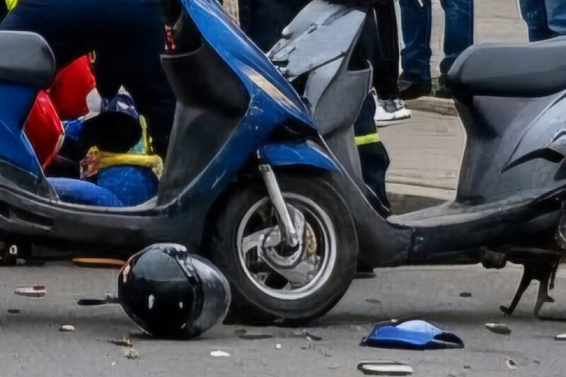 Accident grav în Titu! Doi tineri au ajuns de urgență la spital după un impact pe scuter!