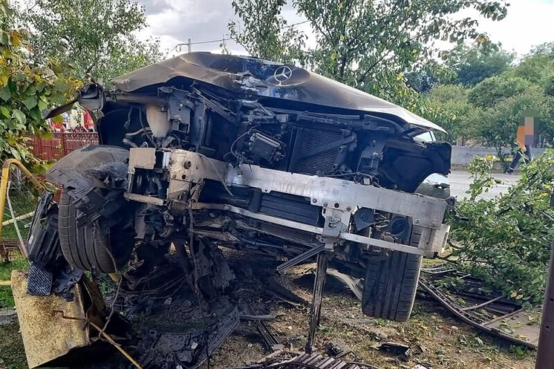 DEZASTRU pe DN 72! A făcut Mercedes-ul ZOB, a lovit o conductă de gaze și gardul unei case