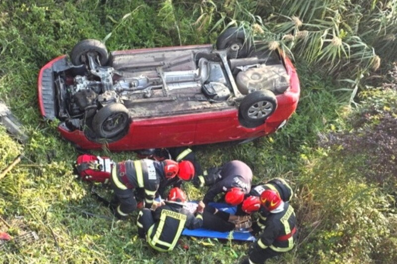 Șoc pe DN 72! O șoferiță a scăpat cu viață după ce s-a răsturnat cu mașina în pârâu