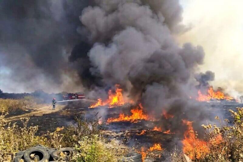 ALERTĂ RO-ALERT în Dâmbovița! Incendiu devastator de vegetație cu fum dens și flăcări uriașe
