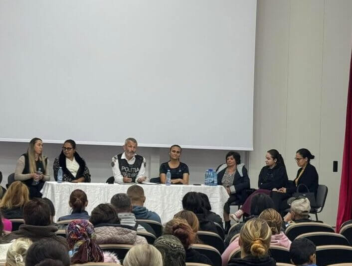 Polițiști și profesori, la masă pentru siguranța copiilor în Sălcioara
